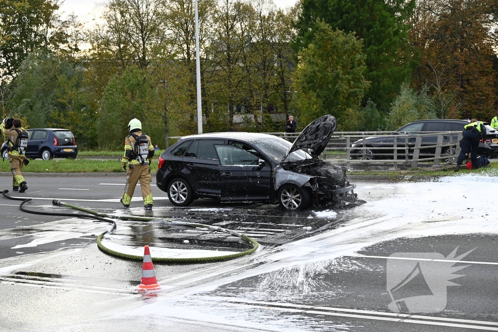Brandweer blust brandende auto