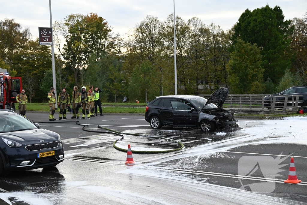 Brandweer blust brandende auto