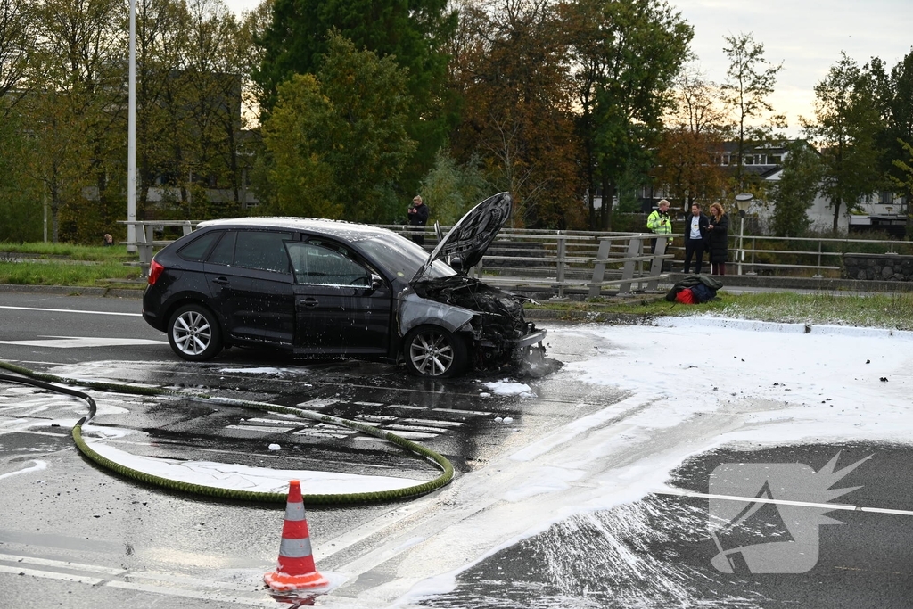 Brandweer blust brandende auto