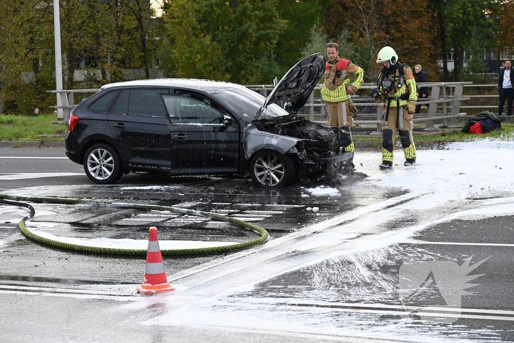 Brandweer blust brandende auto
