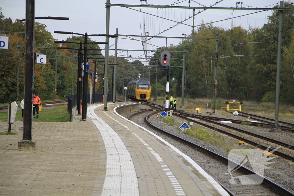 Persoon van spoor gehaald bij station