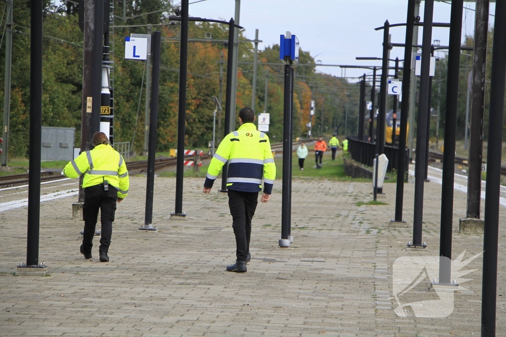 Persoon van spoor gehaald bij station