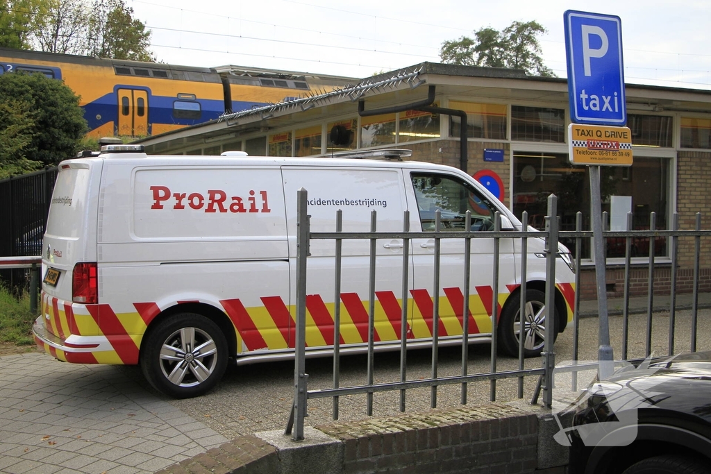 Persoon van spoor gehaald bij station