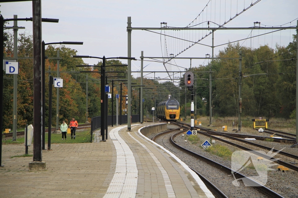 Persoon van spoor gehaald bij station