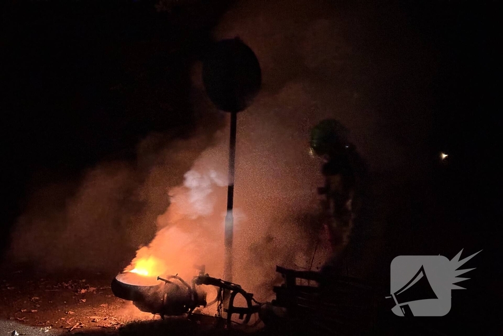 Scooter volledig verwoest door brand