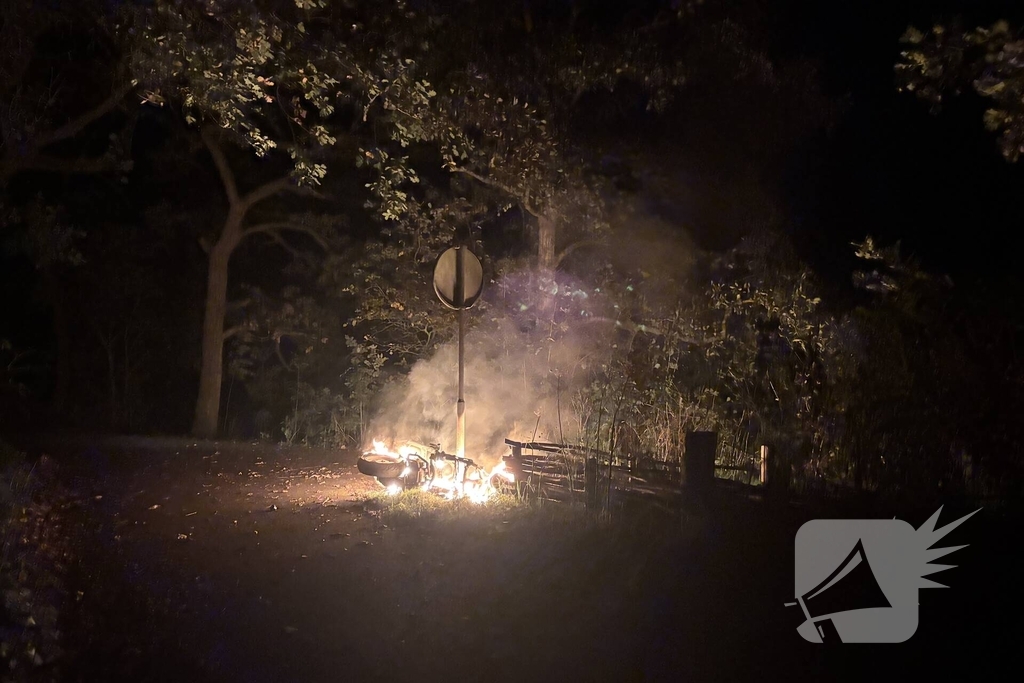 Scooter volledig verwoest door brand