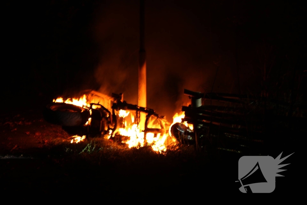 Scooter volledig verwoest door brand