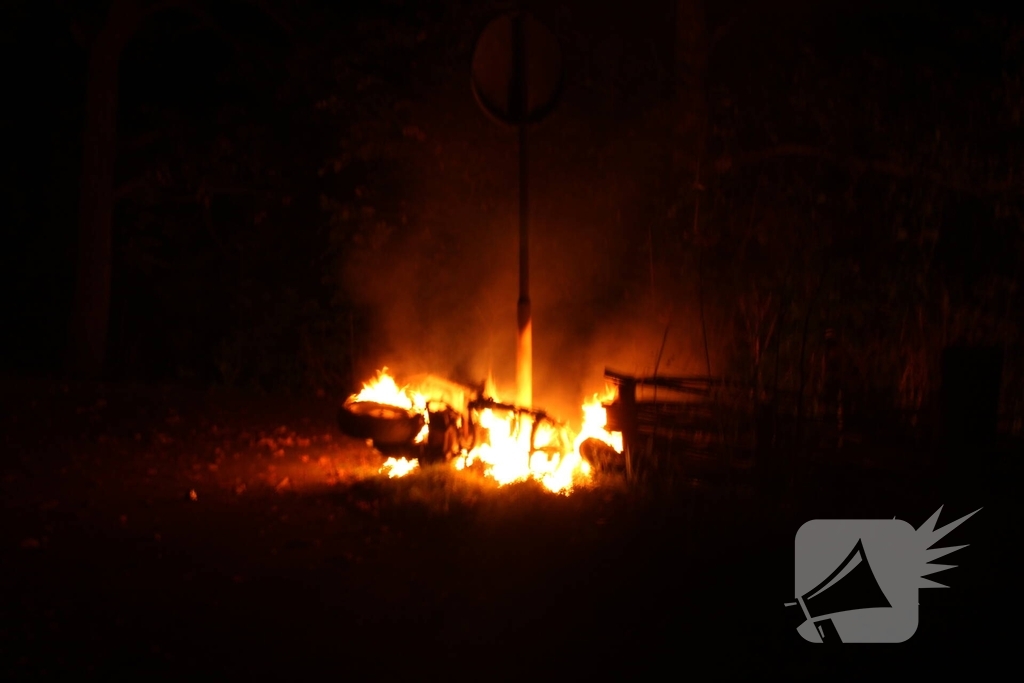 Scooter volledig verwoest door brand