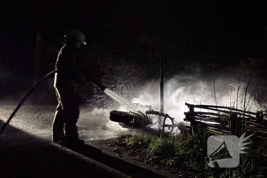 Scooter volledig verwoest door brand