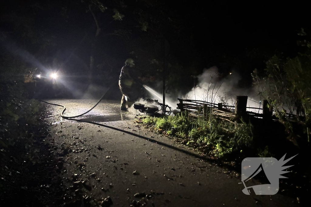 Scooter volledig verwoest door brand