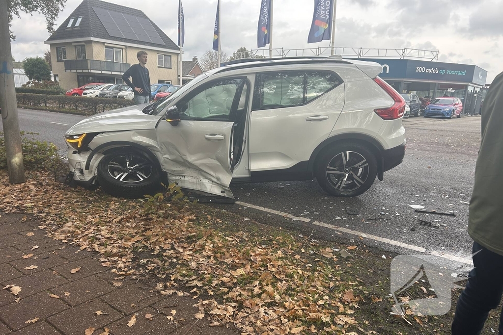 Auto's zwaar beschadigd na ongeluk
