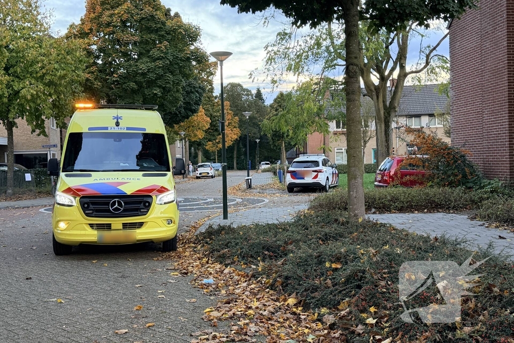 Auto botst op geparkeerde auto na ongeval