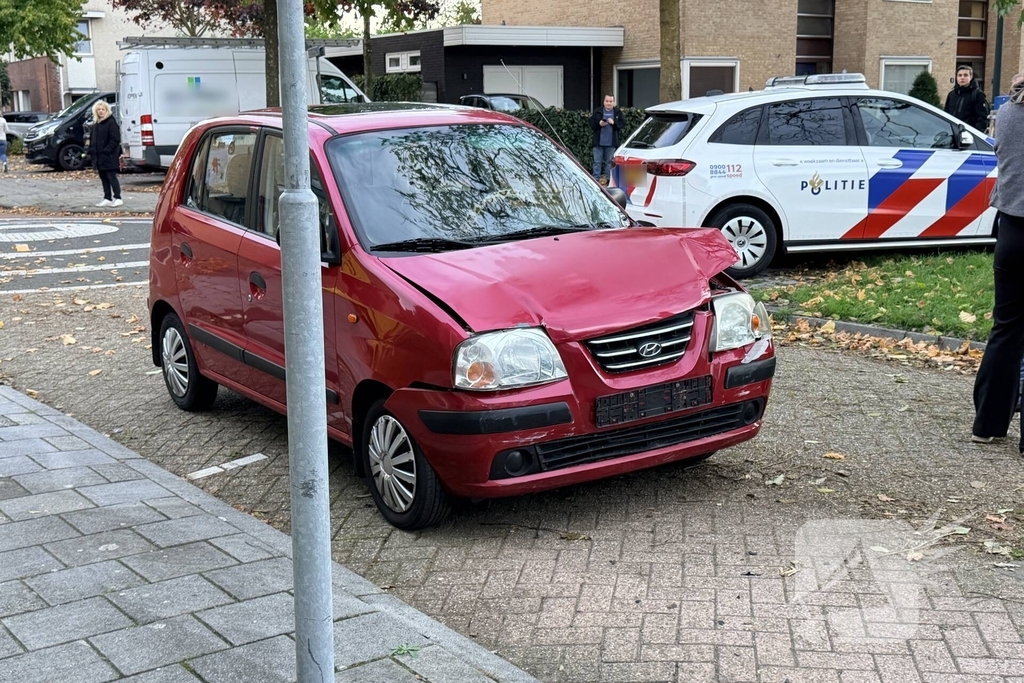 Auto botst op geparkeerde auto na ongeval