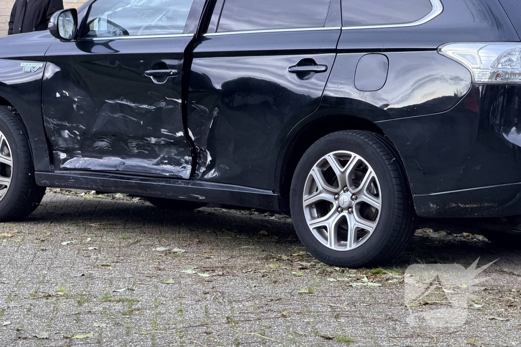 Auto botst op geparkeerde auto na ongeval