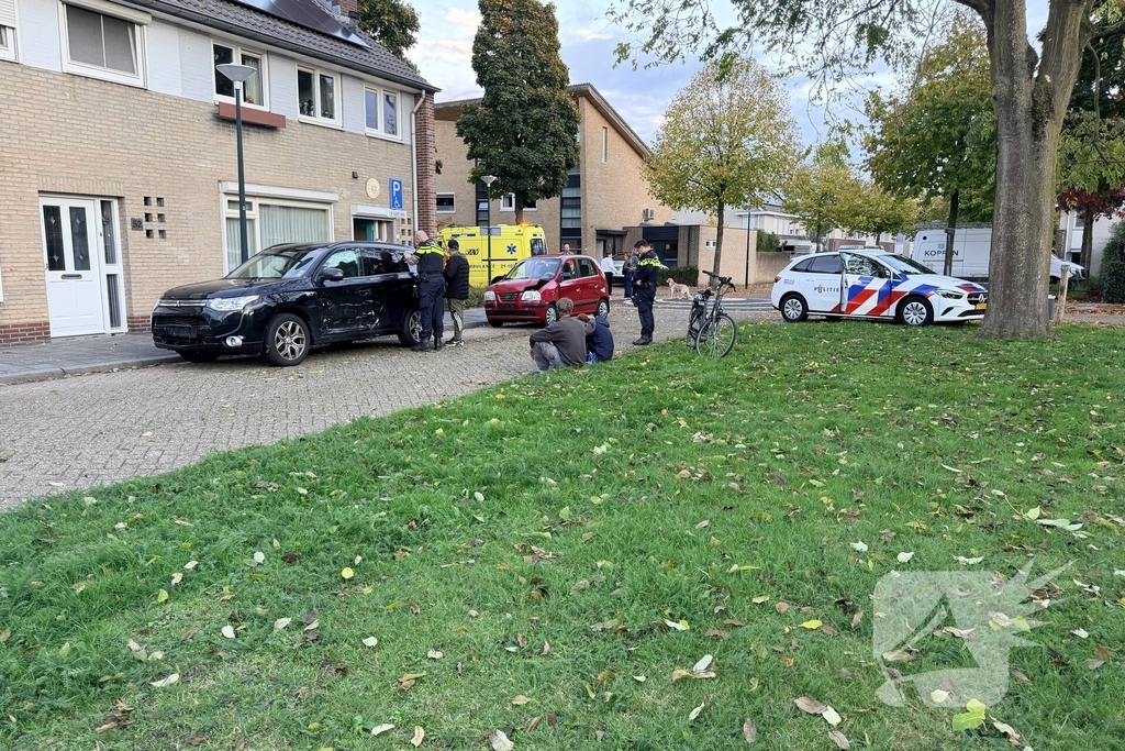Auto botst op geparkeerde auto na ongeval