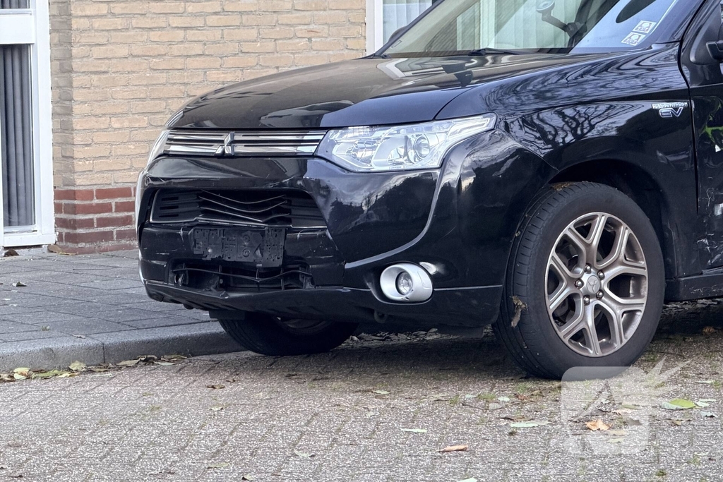 Auto botst op geparkeerde auto na ongeval