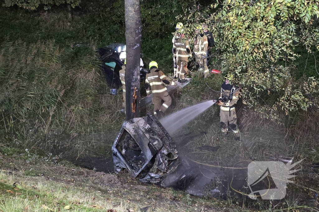 Voertuig breekt in tweeÃ«n en vliegt in brand na ongeval, bestuurder zwaargewond