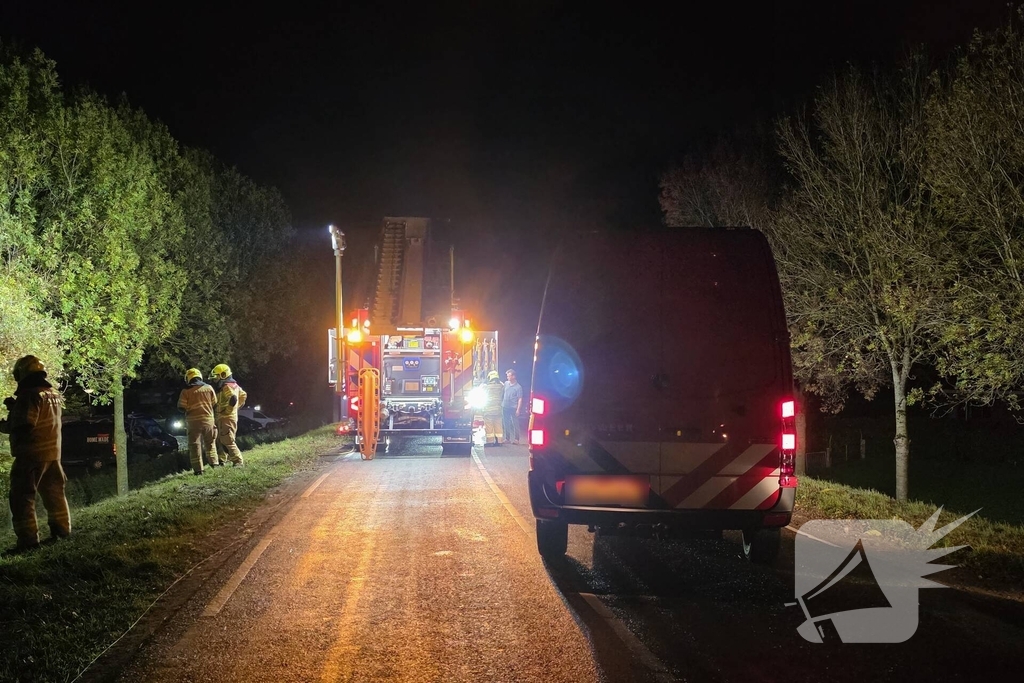 Voertuig breekt in tweeÃ«n en vliegt in brand na ongeval, bestuurder zwaargewond
