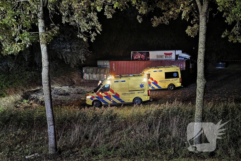 Voertuig breekt in tweeÃ«n en vliegt in brand na ongeval, bestuurder zwaargewond