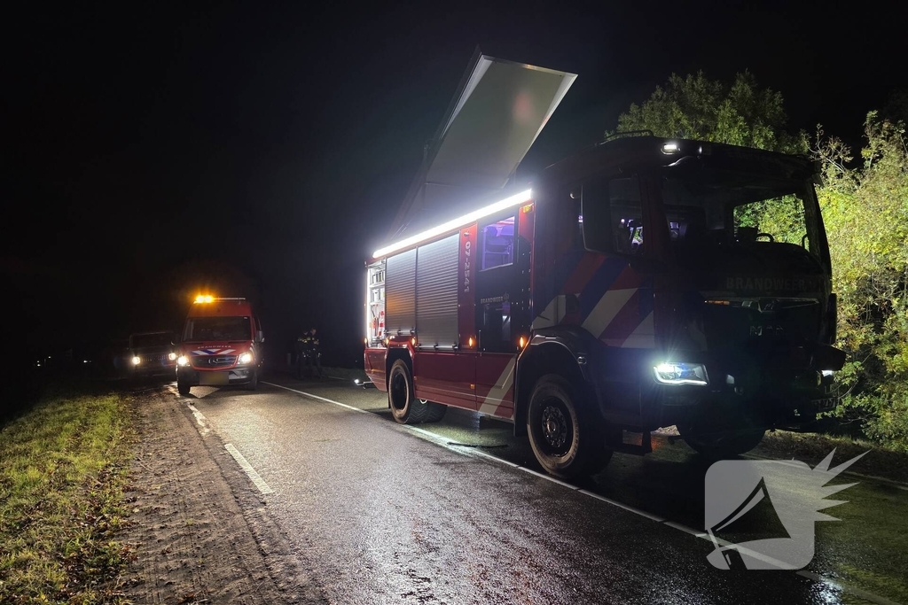 Voertuig breekt in tweeÃ«n en vliegt in brand na ongeval, bestuurder zwaargewond