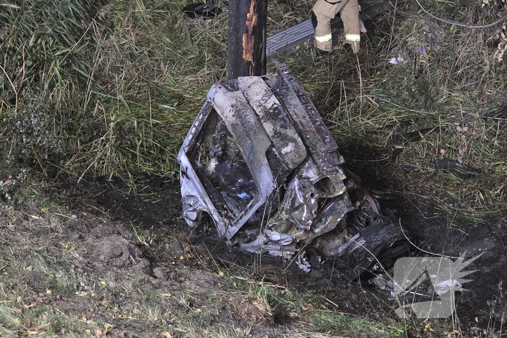 Voertuig breekt in tweeÃ«n en vliegt in brand na ongeval, bestuurder zwaargewond