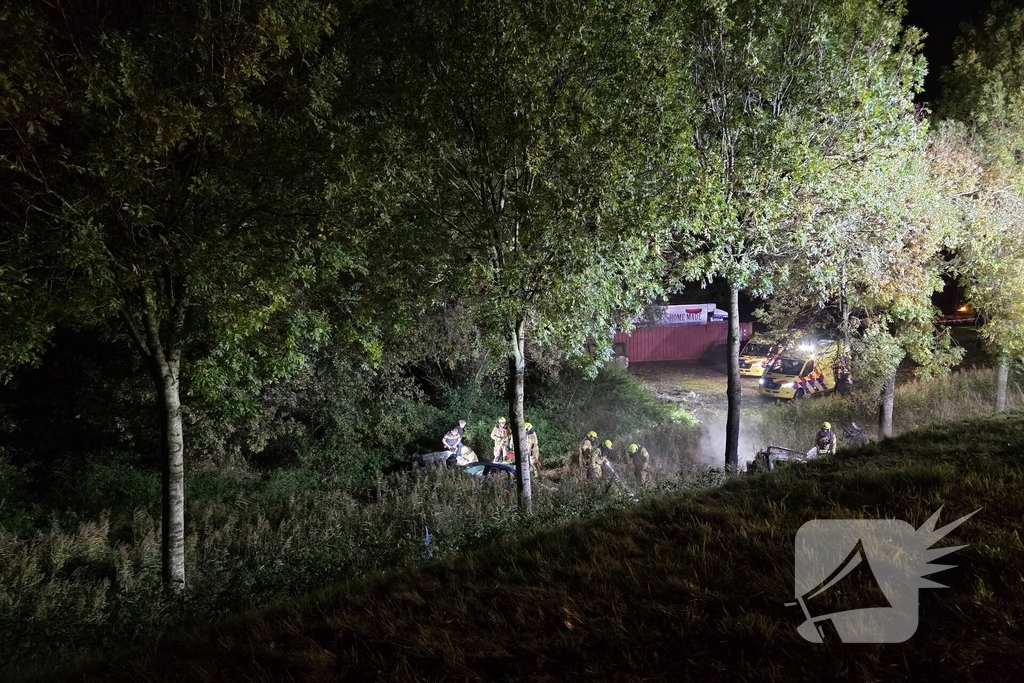 Voertuig breekt in tweeÃ«n en vliegt in brand na ongeval, bestuurder zwaargewond