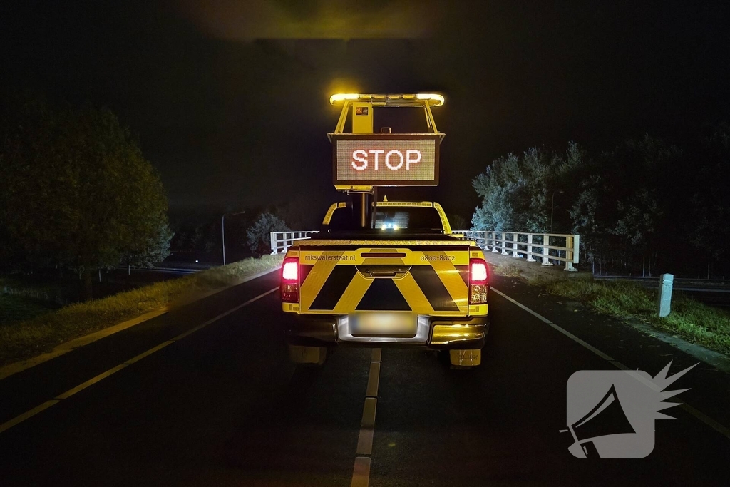 Voertuig breekt in tweeÃ«n en vliegt in brand na ongeval, bestuurder zwaargewond