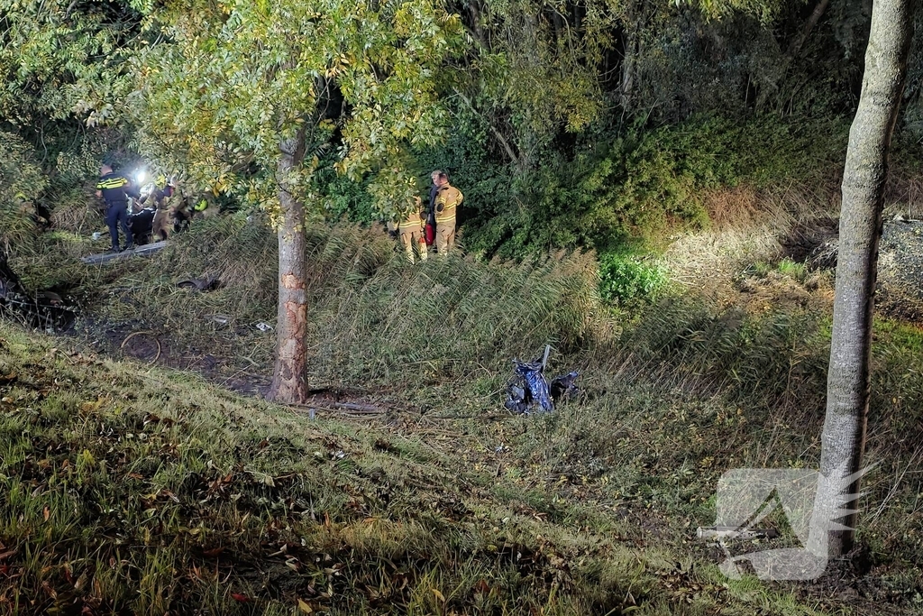 Voertuig breekt in tweeÃ«n en vliegt in brand na ongeval, bestuurder zwaargewond