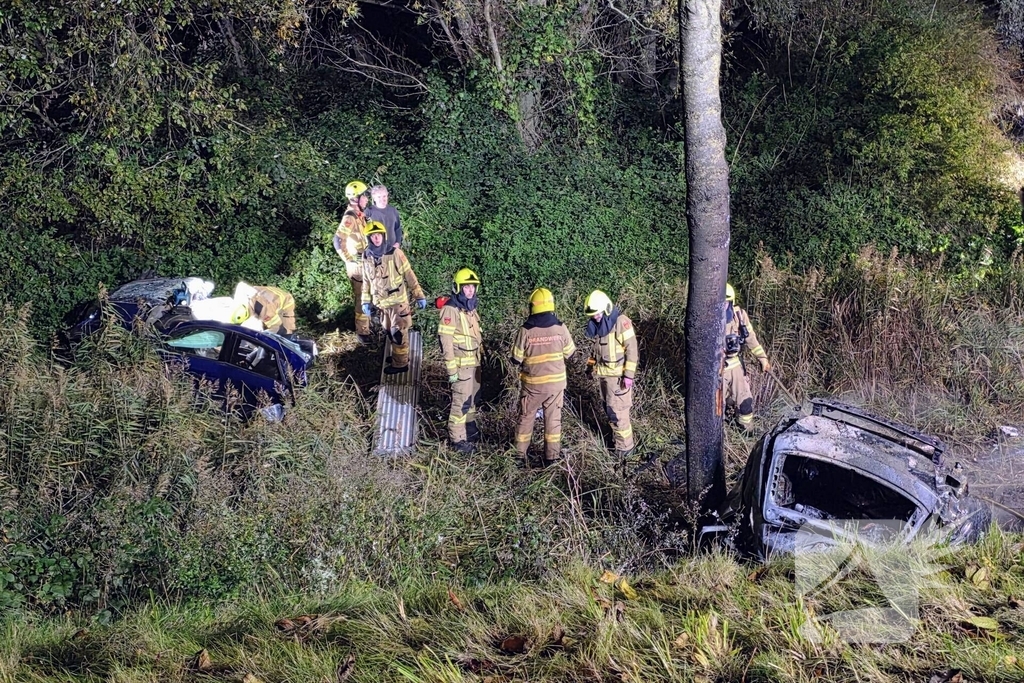 Voertuig breekt in tweeÃ«n en vliegt in brand na ongeval, bestuurder zwaargewond