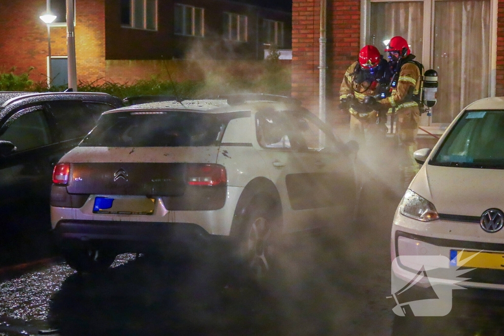 Brand in auto veroorzaakt schade aan omliggende voertuigen