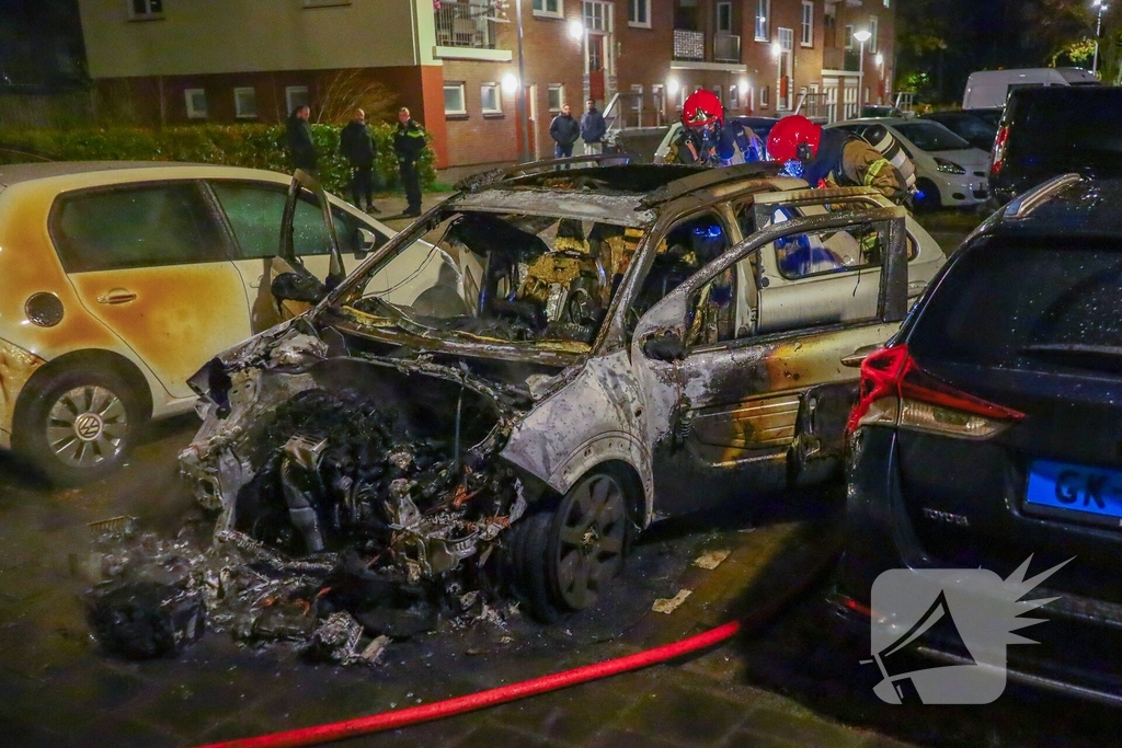 Brand in auto veroorzaakt schade aan omliggende voertuigen