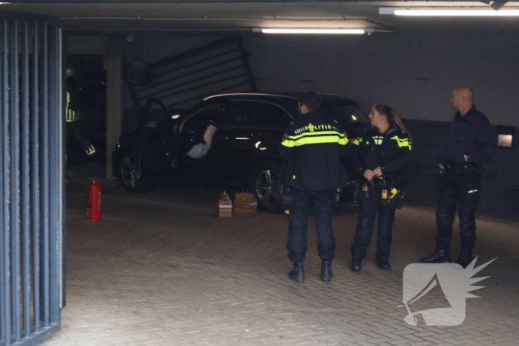 Auto crasht in parkeergarage