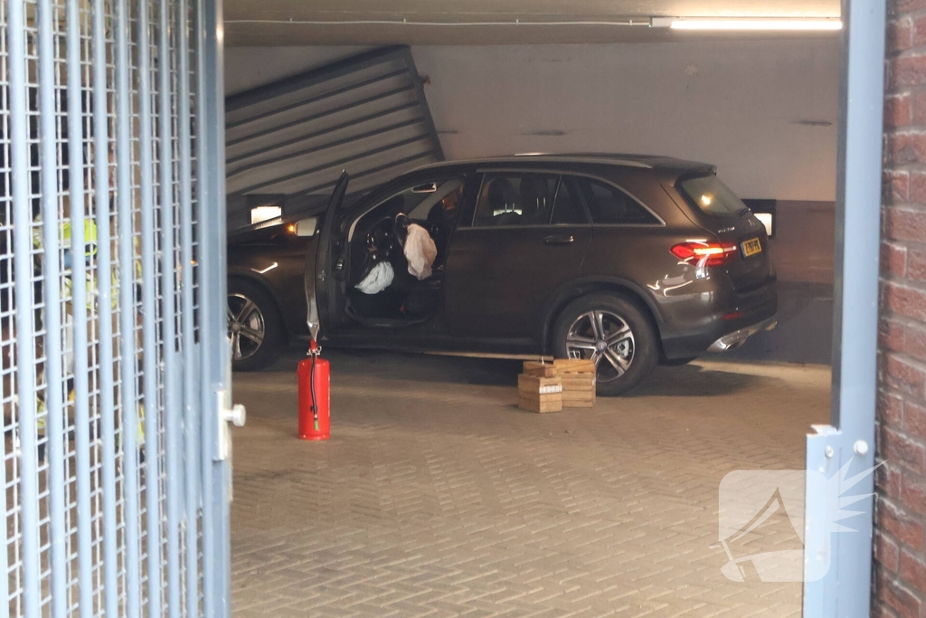 Auto crasht in parkeergarage