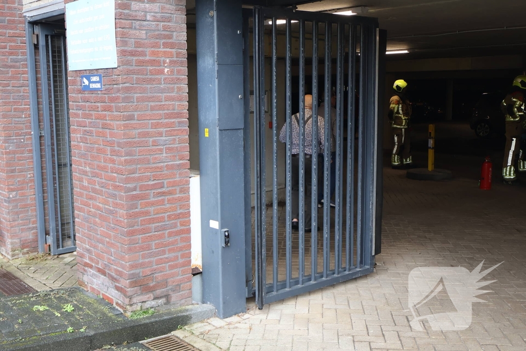 Auto crasht in parkeergarage