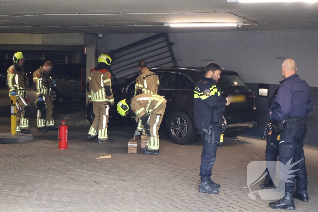 Auto crasht in parkeergarage