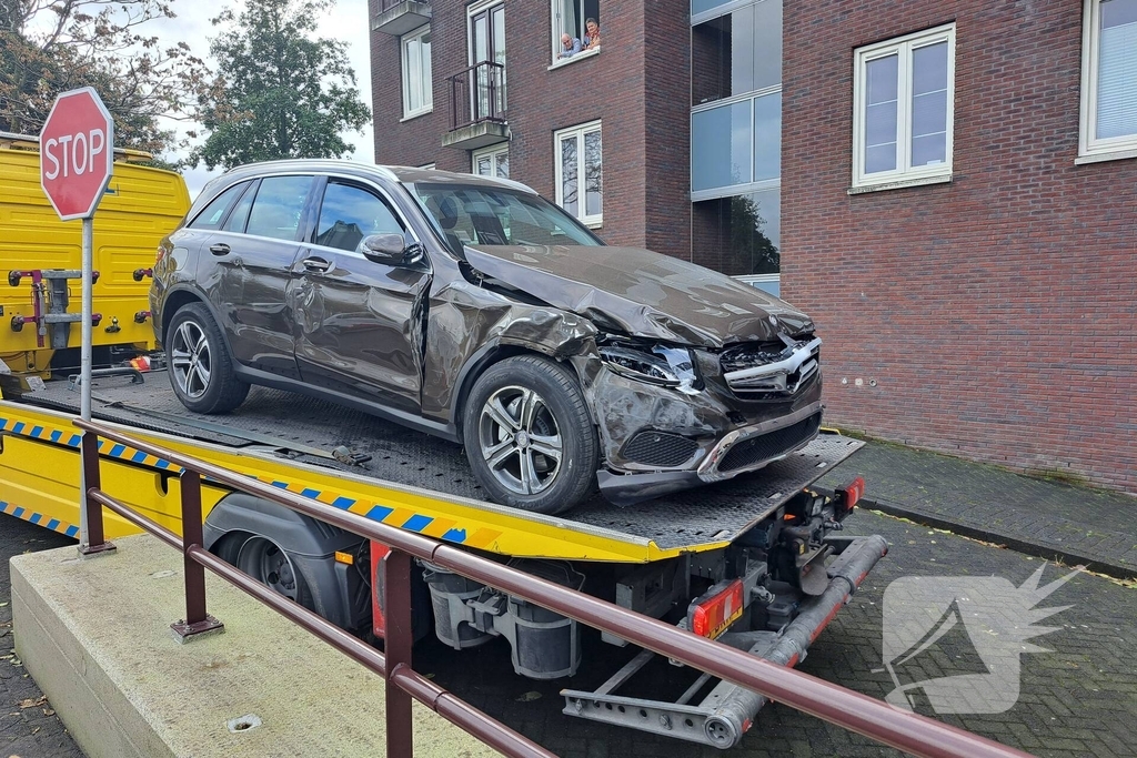 Auto crasht in parkeergarage