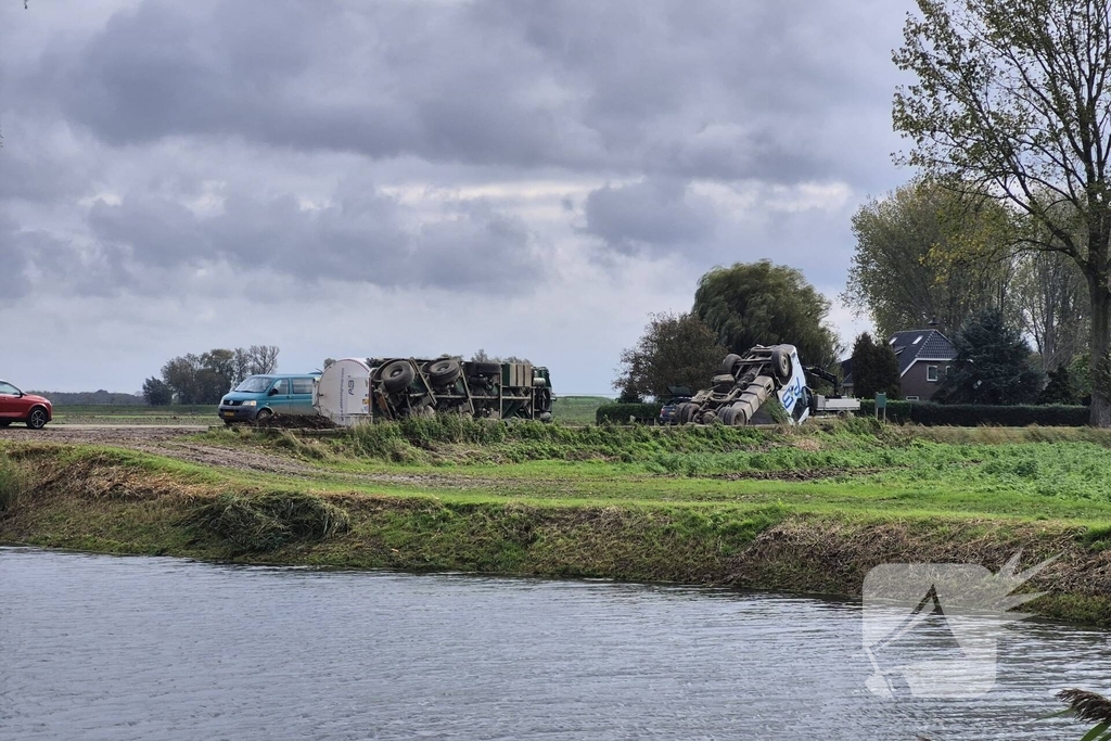Vrachtwagen kantelt en beschadigt monument