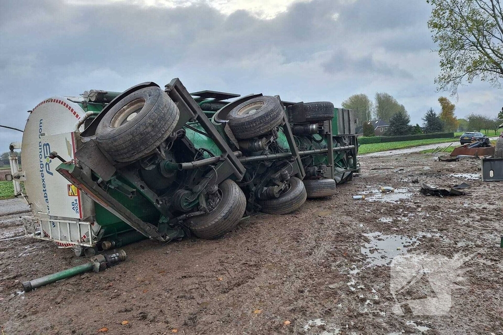 Vrachtwagen kantelt en beschadigt monument