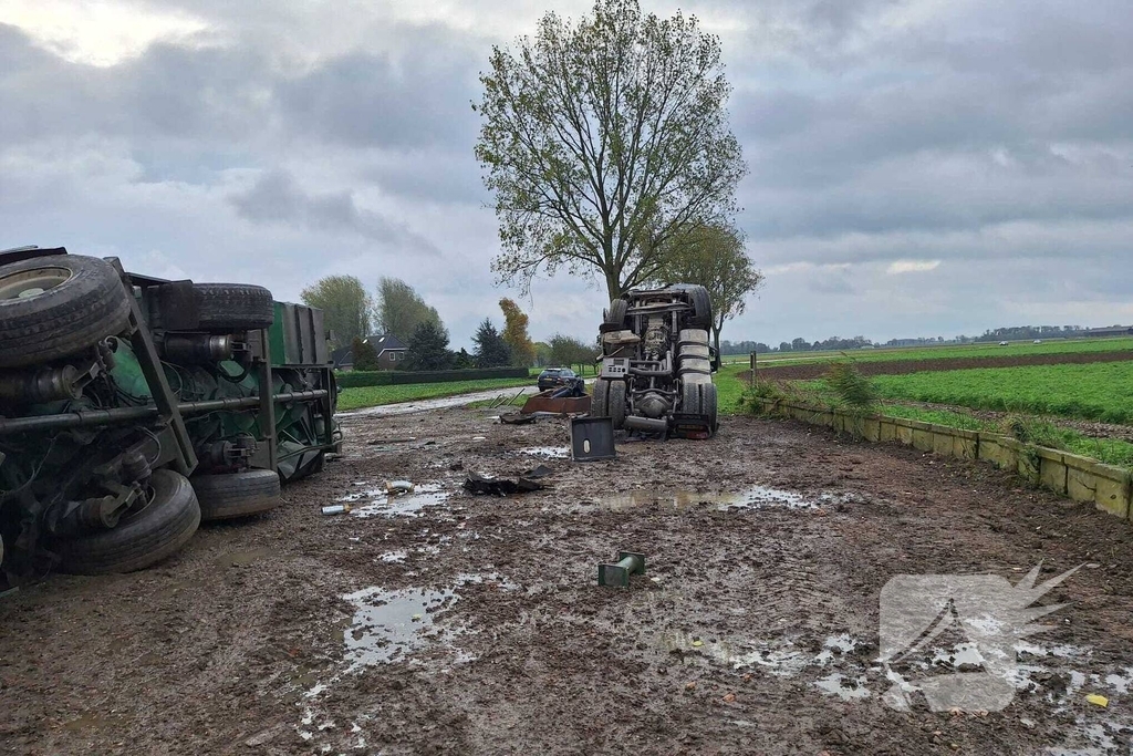 Vrachtwagen kantelt en beschadigt monument