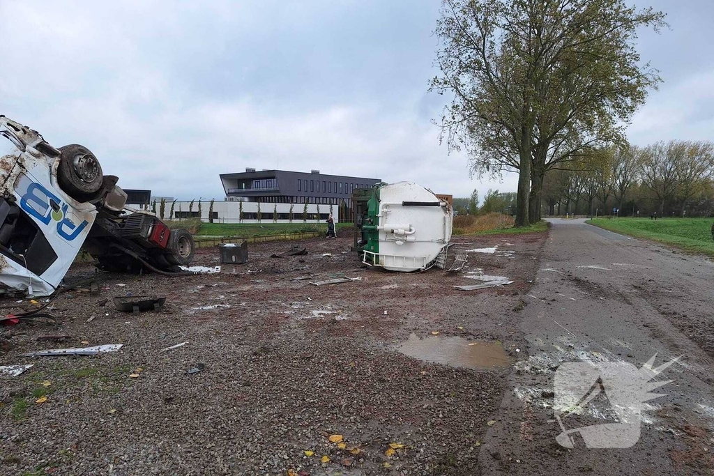 Vrachtwagen kantelt en beschadigt monument