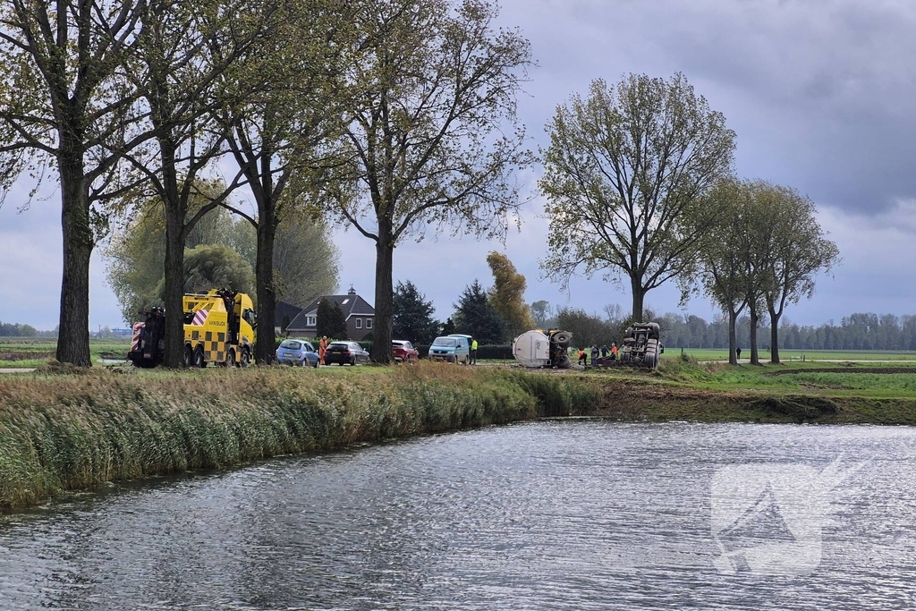 Vrachtwagen kantelt en beschadigt monument