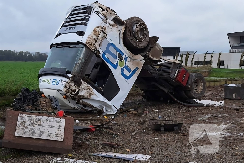 Vrachtwagen kantelt en beschadigt monument