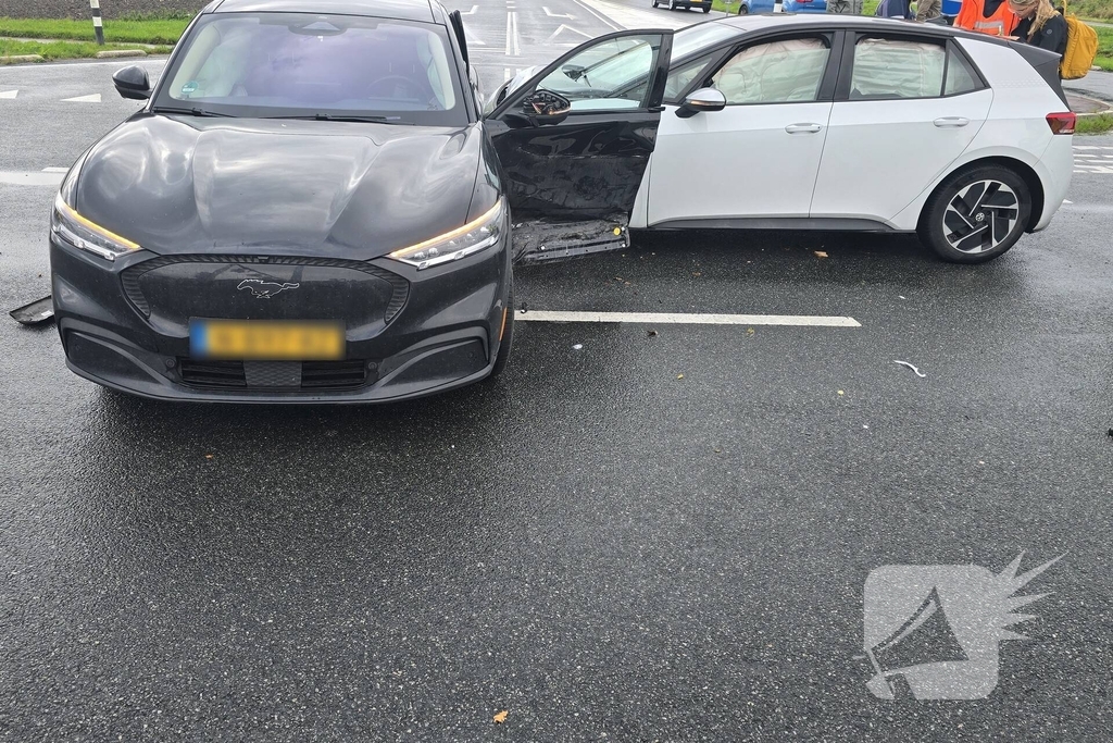 Twee auto's botsen op kruising