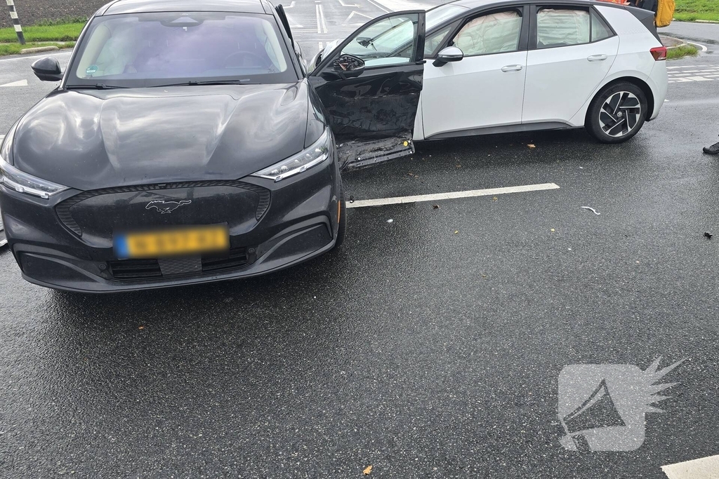 Twee auto's botsen op kruising