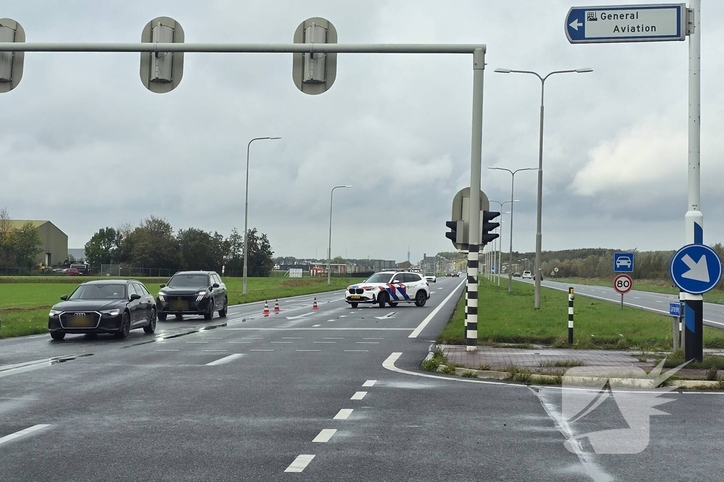 Twee auto's botsen op kruising