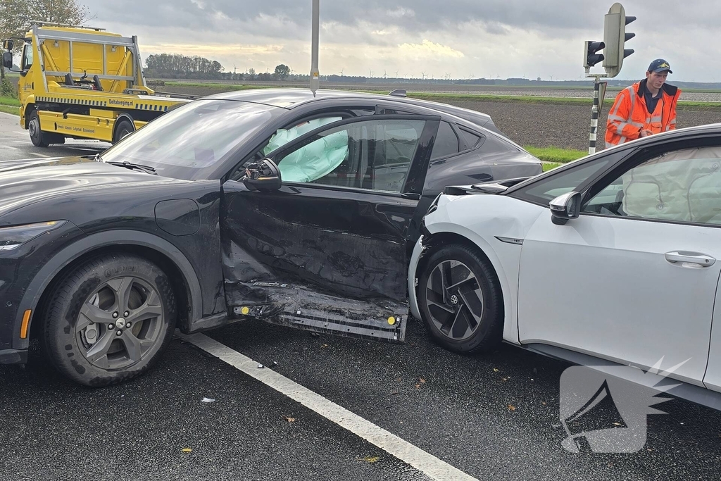 Twee auto's botsen op kruising