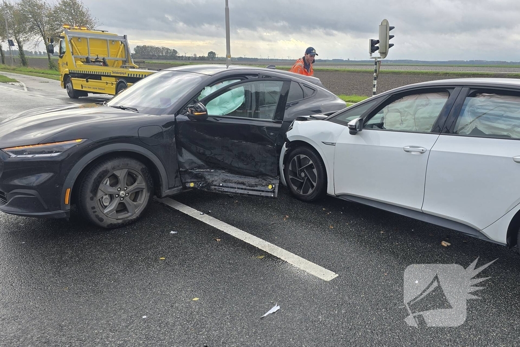 Twee auto's botsen op kruising