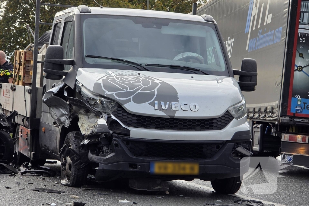 Botsing tussen personenwagen en bakwagen