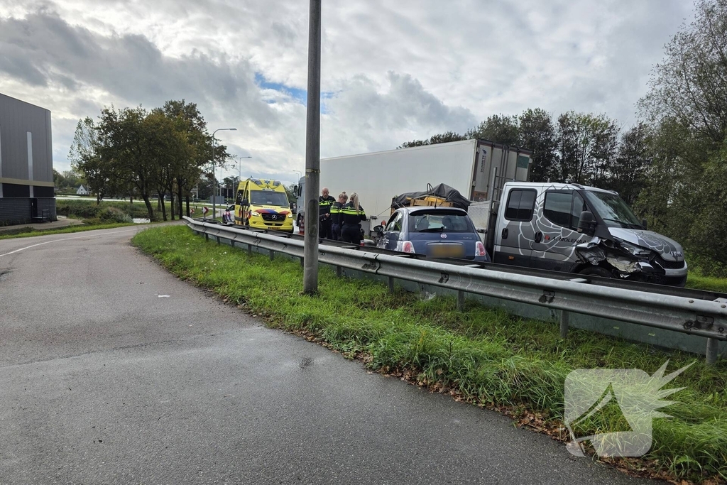 Botsing tussen personenwagen en bakwagen