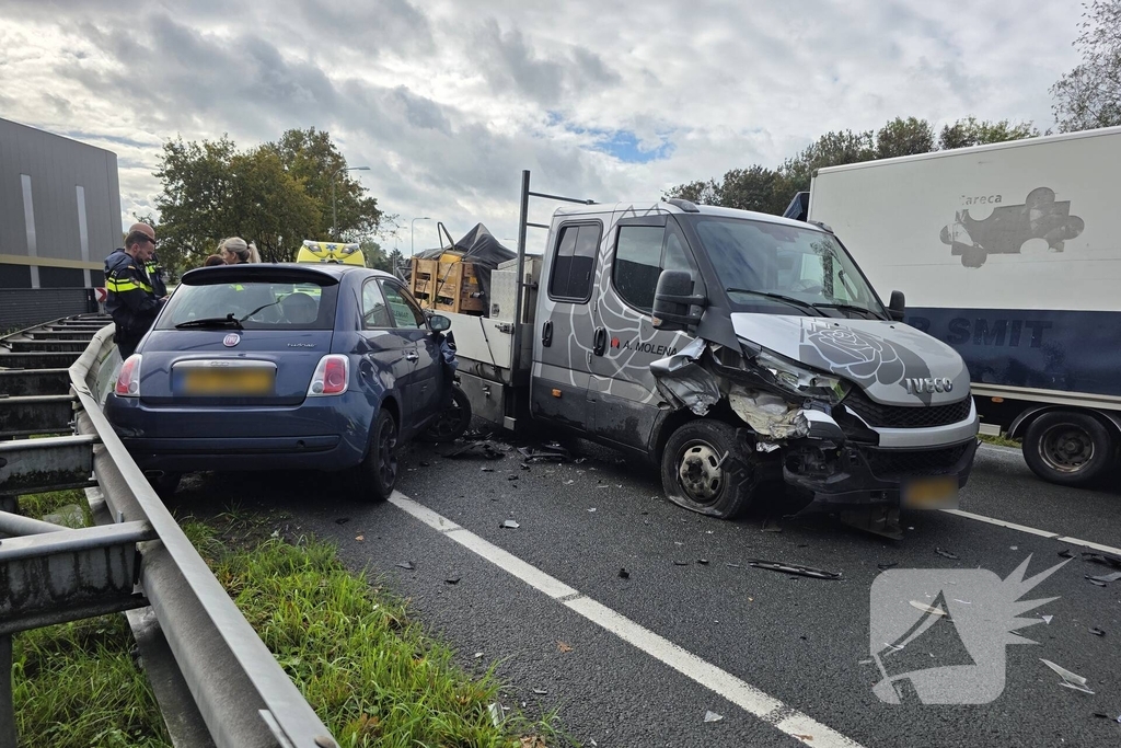 Botsing tussen personenwagen en bakwagen